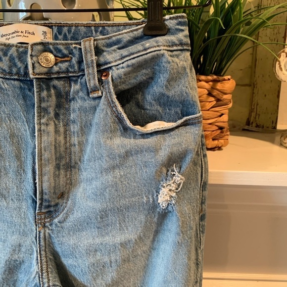 A&F Curve Love High Rise Mom Jean Distressed Raw Hem Ankle Size 26 Used - Picture 4 of 6